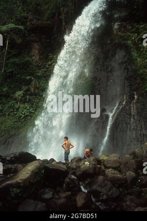 Menschen, die sich am Wasserfall Cibeuureum im Mount Gede Pangrango National Park, West Java, Indonesien, erholten. Stockfoto