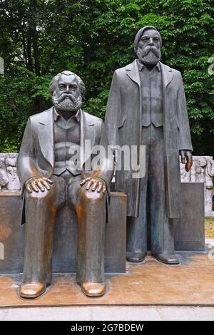 Bronze Figuren, Denkmal von Karl Marx und Friedrich Engels, Marx-Engels-Forum, Berlin, Deutschland Stockfoto