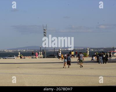 Lissabon, Lissabon Portugal. Juli 2021. (INT) Bewegung auf dem Comercio-Platz in Lissabon. 12. Juli 2021, Lissabon, Portugal: Bewegung auf dem Comercio-Platz, einem der meistbesuchten in Lissabon, am Montag (12). Quelle: Edson de Souza/TheNews2 Quelle: Edson De Souza/TheNEWS2/ZUMA Wire/Alamy Live News Stockfoto