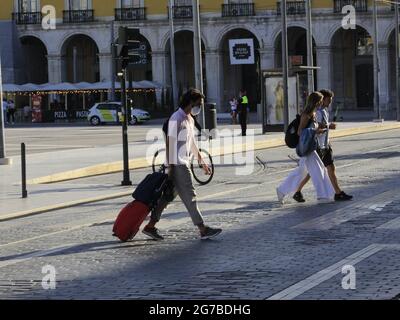 Lissabon, Lissabon Portugal. Juli 2021. (INT) Bewegung auf dem Comercio-Platz in Lissabon. 12. Juli 2021, Lissabon, Portugal: Bewegung auf dem Comercio-Platz, einem der meistbesuchten in Lissabon, am Montag (12). Quelle: Edson de Souza/TheNews2 Quelle: Edson De Souza/TheNEWS2/ZUMA Wire/Alamy Live News Stockfoto