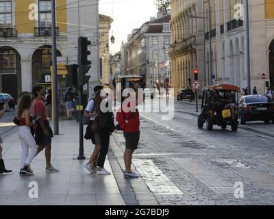 Lissabon, Lissabon Portugal. Juli 2021. (INT) Bewegung auf dem Comercio-Platz in Lissabon. 12. Juli 2021, Lissabon, Portugal: Bewegung auf dem Comercio-Platz, einem der meistbesuchten in Lissabon, am Montag (12). Quelle: Edson de Souza/TheNews2 Quelle: Edson De Souza/TheNEWS2/ZUMA Wire/Alamy Live News Stockfoto