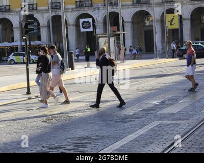 Lissabon, Lissabon Portugal. Juli 2021. (INT) Bewegung auf dem Comercio-Platz in Lissabon. 12. Juli 2021, Lissabon, Portugal: Bewegung auf dem Comercio-Platz, einem der meistbesuchten in Lissabon, am Montag (12). Quelle: Edson de Souza/TheNews2 Quelle: Edson De Souza/TheNEWS2/ZUMA Wire/Alamy Live News Stockfoto