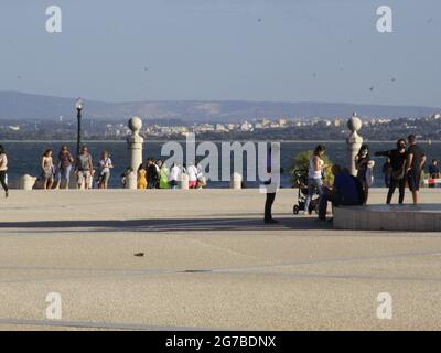 Lissabon, Lissabon Portugal. Juli 2021. (INT) Bewegung auf dem Comercio-Platz in Lissabon. 12. Juli 2021, Lissabon, Portugal: Bewegung auf dem Comercio-Platz, einem der meistbesuchten in Lissabon, am Montag (12). Quelle: Edson de Souza/TheNews2 Quelle: Edson De Souza/TheNEWS2/ZUMA Wire/Alamy Live News Stockfoto