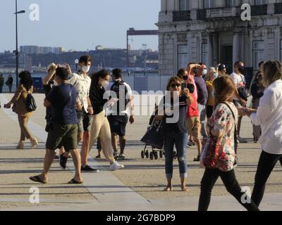 Lissabon, Lissabon Portugal. Juli 2021. (INT) Bewegung auf dem Comercio-Platz in Lissabon. 12. Juli 2021, Lissabon, Portugal: Bewegung auf dem Comercio-Platz, einem der meistbesuchten in Lissabon, am Montag (12). Quelle: Edson de Souza/TheNews2 Quelle: Edson De Souza/TheNEWS2/ZUMA Wire/Alamy Live News Stockfoto