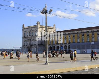 Lissabon, Lissabon Portugal. Juli 2021. (INT) Bewegung auf dem Comercio-Platz in Lissabon. 12. Juli 2021, Lissabon, Portugal: Bewegung auf dem Comercio-Platz, einem der meistbesuchten in Lissabon, am Montag (12). Quelle: Edson de Souza/TheNews2 Quelle: Edson De Souza/TheNEWS2/ZUMA Wire/Alamy Live News Stockfoto
