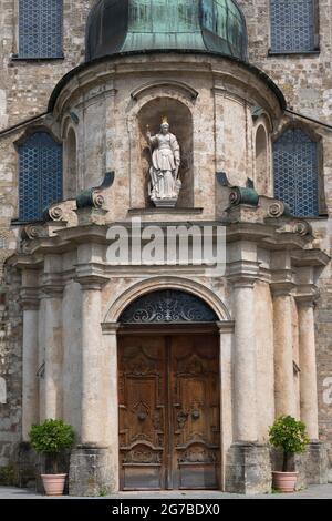 Eingangstor mit Statue der Jungfrau Maria, St. Margarethen Klosterkirche, Kloster Baumburg, Altenmarkt, Oberbayern, Bayern, Deutschland Stockfoto