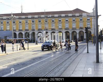 Lissabon, Lissabon Portugal. Juli 2021. (INT) Bewegung auf dem Comercio-Platz in Lissabon. 12. Juli 2021, Lissabon, Portugal: Bewegung auf dem Comercio-Platz, einem der meistbesuchten in Lissabon, am Montag (12). Quelle: Edson de Souza/TheNews2 Quelle: Edson De Souza/TheNEWS2/ZUMA Wire/Alamy Live News Stockfoto