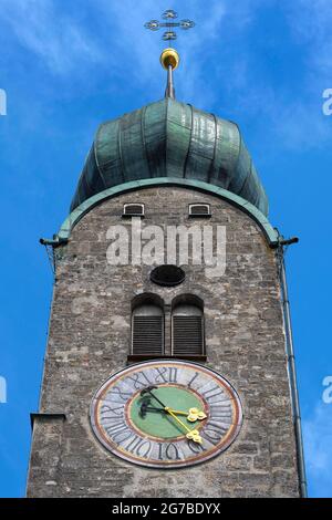 Turm mit Turmuhr, Klosterkirche St. Margarethen, Kloster Baumburg, Altenmarkt, Oberbayern, Bayern, Deutschland Stockfoto