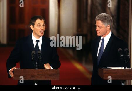 Washington, DC, USA. Februar 1998. US-Präsident Bill Clinton sieht sich an, wie der britische Premierminister Tony Blair während einer gemeinsamen Pressekonferenz nach bilateralen Treffen im East Room des Weißen Hauses am 6. Februar 1998 in Washington, D.C., kommentiert Stockfoto