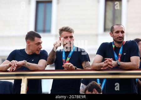 Rom, Italien. Juli 2021. Die italienische Nationalmannschaft ( Andrea Belotti, Ciro Immobile, Giorgio Chiellini ) trägt den UEFA Euro 2020 Cup in einem offenen Bus durch Rom, der von tausenden Anhängern begrüßt wird. Der Bus fährt von der piazza Colonna ab und erreicht die Piazza Venezia. Rom (Italien), 12. Juli 2021 Foto Samantha Zucchi Insidefoto Kredit: Insidefoto srl/Alamy Live News Stockfoto