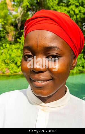 Freundliche junge Studentin, Yankari-Nationalpark, Ostnigeria Stockfoto