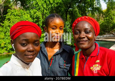 Freundliche junge Studenten, Yankari-Nationalpark, Ostnigeria Stockfoto