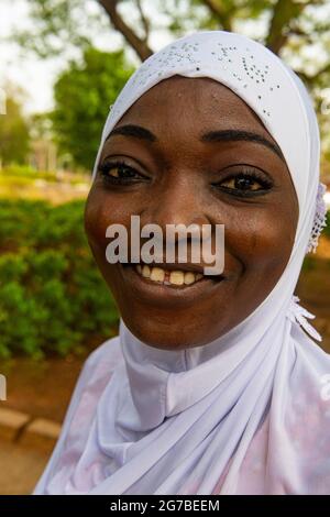 Freundliche junge Studentin, Yankari-Nationalpark, Ostnigeria Stockfoto