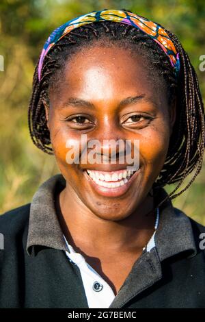 Freundliches junges Mädchen, Murchison Falls National Park, Uganda, Afrika Stockfoto