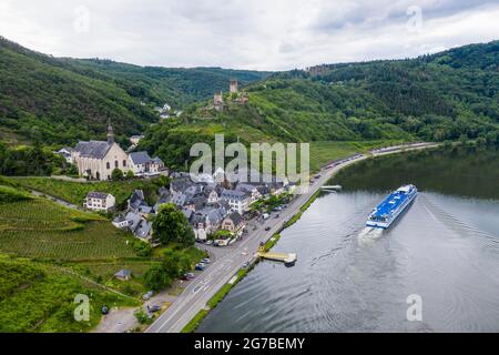 Schiff an der Mosel vorbei an Beilstein mit der Burg Metternich, Moseltal, Deutschland Stockfoto