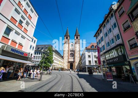 Fußgängerzone mit der Kathedrale im Hintergrund, Würzburg, Franken, Bayern, Deutschland Stockfoto