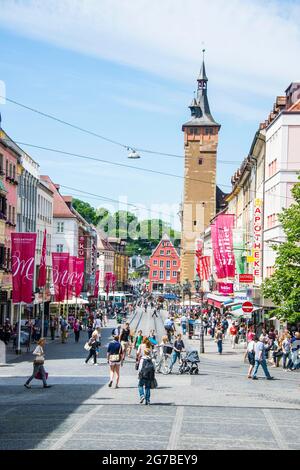 Die Fußgängerzone in Würzburg mit dem historischen Rathaus, Franken, Bayern, Deutschland Stockfoto