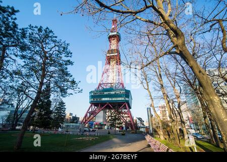 Fernsehturm in der Innenstadt von Sapporo, Odori Park, Hokkaido, Japan Stockfoto