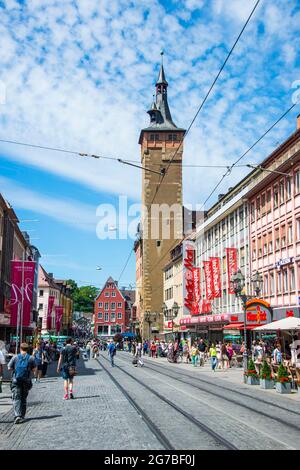 Die Fußgängerzone in Würzburg mit dem historischen Rathaus, Franken, Bayern, Deutschland Stockfoto