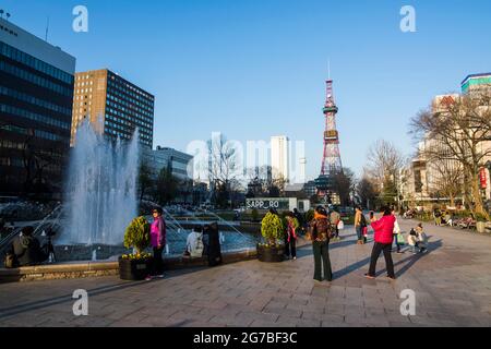 Fernsehturm in der Innenstadt von Sapporo, Odori Park, Hokkaido, Japan Stockfoto