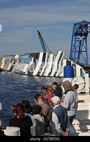 Bergungsarbeiten an Schiffbruch, Schiffbruch, Costa Concordia, vor dem Hafen der Insel Giglio, Toskana, Isola del Giglio, Untergang, Untergang, Zuschauer Stockfoto