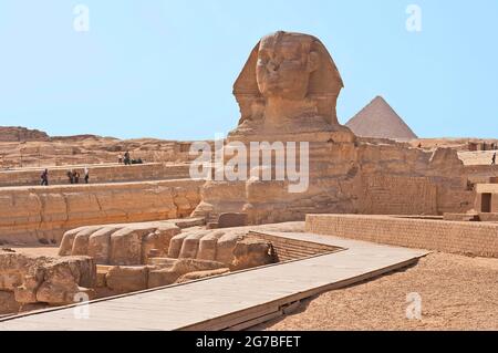 Große Sphinx von Gizeh, große Pyramide von Cheops, Pyramiden von Gizeh, Gizeh, Pyramide von Cheops, Ägypten Stockfoto
