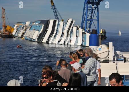 Bergungsarbeiten an Schiffbruch, Schiffbruch, Costa Concordia, vor dem Hafen der Insel Giglio, Toskana, Isola del Giglio, Untergang, Untergang, Zuschauer Stockfoto