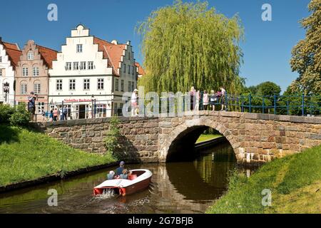 Brücke über den Mittelburggraben mit Giebelhäusern, Friedrichstadt, Nordfriesland, Schleswig-Holstein, Deutschland Stockfoto