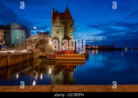 Alte Pilotstation, davor das Rettungsboot Hertha Jeep, dahinter das Museumsschiff Gorch Fock 1, Stralsund, Mecklenburg-Vorpommern Stockfoto