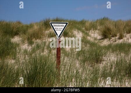 Dünenlandschaft mit Schild zum Dünenschutz und der Bitte nicht einzudringen, Insel Duene, Helgoland, Schleswig-Holstein, Deutschland Stockfoto