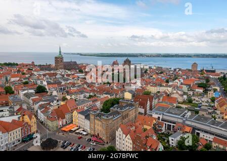 Blick von der Marienkirche auf die Altstadt mit der St. Nikolai Kirche, Stralsund, Mecklenburg-Vorpommern, Deutschland Stockfoto