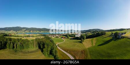 Drohnenbild, Agrarlandschaft, Zell am Moos am Irrsee, Salzkammergut, Oberösterreich, Österreich Stockfoto