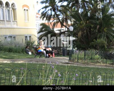 Lissabon, Lissabon Portugal. Juli 2021. (INT) Bewegung der Menschen in Jardim do Torel, in Lissabon. 12. Juli 2021, Lissabon, Portugal: Bewegung der Menschen in Torels Garten, in Lissabon, mit einem Panoramablick auf die Stadt, am Montag (12). Quelle: Edson de Souza/TheNews2 Quelle: Edson De Souza/TheNEWS2/ZUMA Wire/Alamy Live News Stockfoto