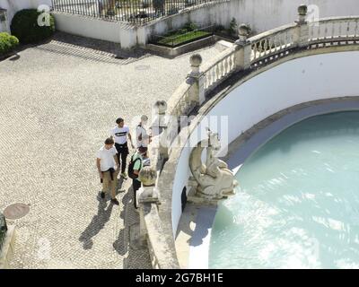 Lissabon, Lissabon Portugal. Juli 2021. (INT) Bewegung der Menschen in Jardim do Torel, in Lissabon. 12. Juli 2021, Lissabon, Portugal: Bewegung der Menschen in Torels Garten, in Lissabon, mit einem Panoramablick auf die Stadt, am Montag (12). Quelle: Edson de Souza/TheNews2 Quelle: Edson De Souza/TheNEWS2/ZUMA Wire/Alamy Live News Stockfoto