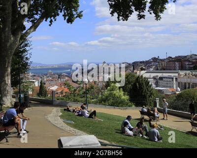 Lissabon, Lissabon Portugal. Juli 2021. (INT) Bewegung der Menschen in Jardim do Torel, in Lissabon. 12. Juli 2021, Lissabon, Portugal: Bewegung der Menschen in Torels Garten, in Lissabon, mit einem Panoramablick auf die Stadt, am Montag (12). Quelle: Edson de Souza/TheNews2 Quelle: Edson De Souza/TheNEWS2/ZUMA Wire/Alamy Live News Stockfoto