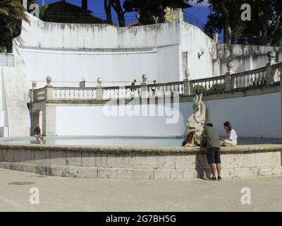 Lissabon, Lissabon Portugal. Juli 2021. (INT) Bewegung der Menschen in Jardim do Torel, in Lissabon. 12. Juli 2021, Lissabon, Portugal: Bewegung der Menschen in Torels Garten, in Lissabon, mit einem Panoramablick auf die Stadt, am Montag (12). Quelle: Edson de Souza/TheNews2 Quelle: Edson De Souza/TheNEWS2/ZUMA Wire/Alamy Live News Stockfoto