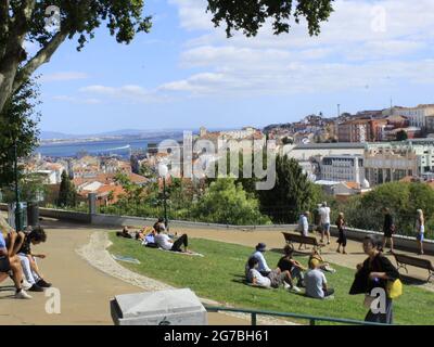 Lissabon, Lissabon Portugal. Juli 2021. (INT) Bewegung der Menschen in Jardim do Torel, in Lissabon. 12. Juli 2021, Lissabon, Portugal: Bewegung der Menschen in Torels Garten, in Lissabon, mit einem Panoramablick auf die Stadt, am Montag (12). Quelle: Edson de Souza/TheNews2 Quelle: Edson De Souza/TheNEWS2/ZUMA Wire/Alamy Live News Stockfoto