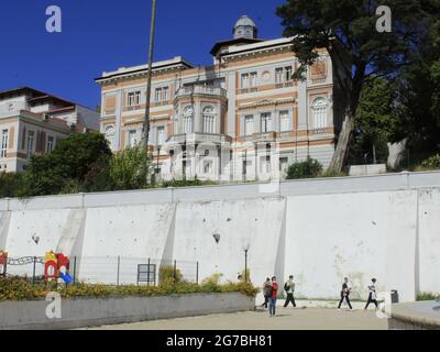 Lissabon, Lissabon Portugal. Juli 2021. (INT) Bewegung der Menschen in Jardim do Torel, in Lissabon. 12. Juli 2021, Lissabon, Portugal: Bewegung der Menschen in Torels Garten, in Lissabon, mit einem Panoramablick auf die Stadt, am Montag (12). Quelle: Edson de Souza/TheNews2 Quelle: Edson De Souza/TheNEWS2/ZUMA Wire/Alamy Live News Stockfoto