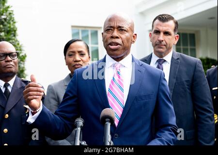 Washington, DC, USA. Juli 2021. 12. Juli 2021 - Washington, DC, USA: Eric ADAMS, Präsident von Brooklyn, spricht mit Reportern im Weißen Haus. Quelle: Michael Brochstein/ZUMA Wire/Alamy Live News Stockfoto