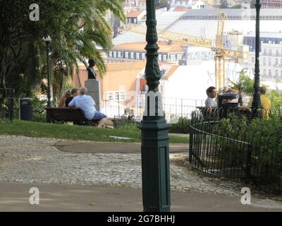 Lissabon, Lissabon Portugal. Juli 2021. (INT) Bewegung der Menschen in Jardim do Torel, in Lissabon. 12. Juli 2021, Lissabon, Portugal: Bewegung der Menschen in Torels Garten, in Lissabon, mit einem Panoramablick auf die Stadt, am Montag (12). Quelle: Edson de Souza/TheNews2 Quelle: Edson De Souza/TheNEWS2/ZUMA Wire/Alamy Live News Stockfoto