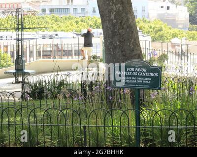 Lissabon, Lissabon Portugal. Juli 2021. (INT) Bewegung der Menschen in Jardim do Torel, in Lissabon. 12. Juli 2021, Lissabon, Portugal: Bewegung der Menschen in Torels Garten, in Lissabon, mit einem Panoramablick auf die Stadt, am Montag (12). Quelle: Edson de Souza/TheNews2 Quelle: Edson De Souza/TheNEWS2/ZUMA Wire/Alamy Live News Stockfoto
