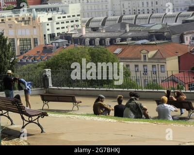 Lissabon, Lissabon Portugal. Juli 2021. (INT) Bewegung der Menschen in Jardim do Torel, in Lissabon. 12. Juli 2021, Lissabon, Portugal: Bewegung der Menschen in Torels Garten, in Lissabon, mit einem Panoramablick auf die Stadt, am Montag (12). Quelle: Edson de Souza/TheNews2 Quelle: Edson De Souza/TheNEWS2/ZUMA Wire/Alamy Live News Stockfoto