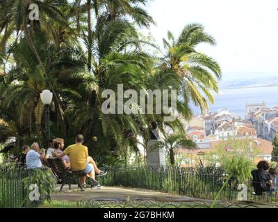 Lissabon, Lissabon Portugal. Juli 2021. (INT) Bewegung der Menschen in Jardim do Torel, in Lissabon. 12. Juli 2021, Lissabon, Portugal: Bewegung der Menschen in Torels Garten, in Lissabon, mit einem Panoramablick auf die Stadt, am Montag (12). Quelle: Edson de Souza/TheNews2 Quelle: Edson De Souza/TheNEWS2/ZUMA Wire/Alamy Live News Stockfoto