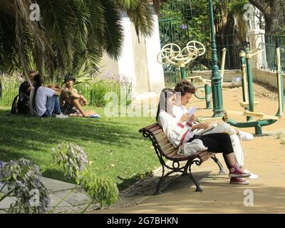 Lissabon, Lissabon Portugal. Juli 2021. (INT) Bewegung der Menschen in Jardim do Torel, in Lissabon. 12. Juli 2021, Lissabon, Portugal: Bewegung der Menschen in Torels Garten, in Lissabon, mit einem Panoramablick auf die Stadt, am Montag (12). Quelle: Edson de Souza/TheNews2 Quelle: Edson De Souza/TheNEWS2/ZUMA Wire/Alamy Live News Stockfoto