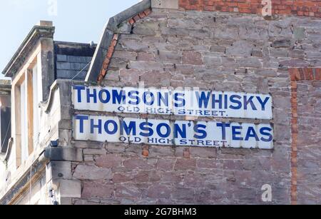 Alte Blechschilder auf Gebäude, High Street, Perth, Perth und Kinross, Schottland, Vereinigtes Königreich Stockfoto