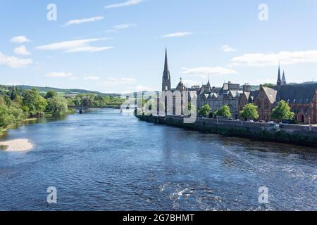 St. Matthew's Church auf der anderen Seite des Flusses Tay von Smeaton's Bridge, Perth, Perth und Kinross, Schottland, Großbritannien Stockfoto