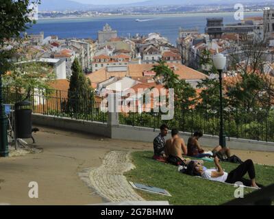 Lissabon, Lissabon Portugal. Juli 2021. (INT) Bewegung der Menschen in Jardim do Torel, in Lissabon. 12. Juli 2021, Lissabon, Portugal: Bewegung der Menschen in Torels Garten, in Lissabon, mit einem Panoramablick auf die Stadt, am Montag (12). Quelle: Edson de Souza/TheNews2 Quelle: Edson De Souza/TheNEWS2/ZUMA Wire/Alamy Live News Stockfoto