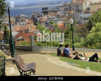 Lissabon, Lissabon Portugal. Juli 2021. (INT) Bewegung der Menschen in Jardim do Torel, in Lissabon. 12. Juli 2021, Lissabon, Portugal: Bewegung der Menschen in Torels Garten, in Lissabon, mit einem Panoramablick auf die Stadt, am Montag (12). Quelle: Edson de Souza/TheNews2 Quelle: Edson De Souza/TheNEWS2/ZUMA Wire/Alamy Live News Stockfoto