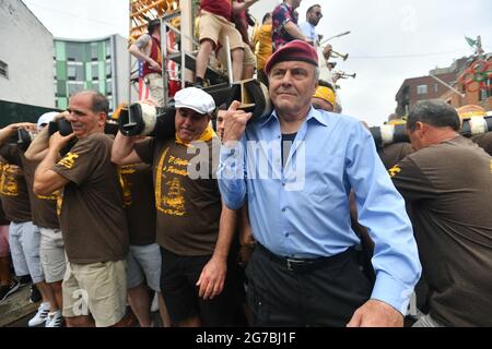 Curtis Sliwa nimmt am Tanz des Giglio an der Muttergottes von Mt. Carmel-Fest in Brooklyn am 11. Juli 2021 in New York. Stockfoto