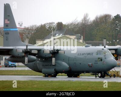 84-0206, eine Lockheed C-130H Hercules, die von der US Air Force (Delaware Air National Guard) betrieben wird, auf einem sehr feuchten Prestwick Airport in Ayrshire, Schottland. Stockfoto